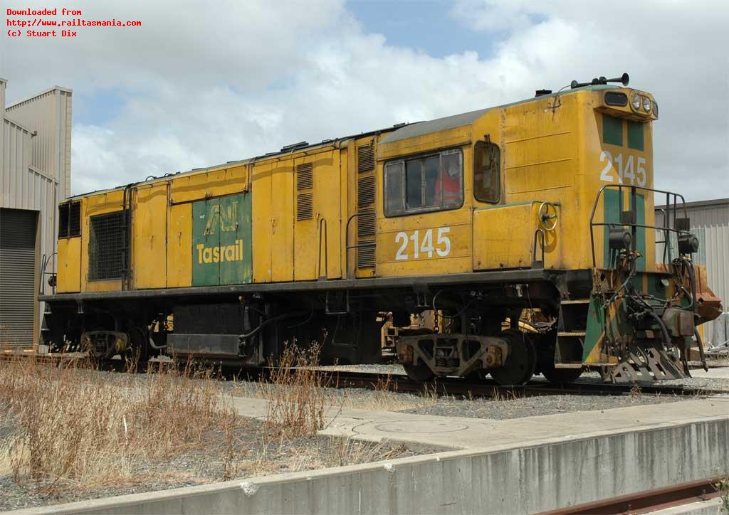 To provide bogies and other component for the new MKA locomotives, the remaining ZC locomotives were stored and parts removed. ZC2145 is shown here stored at East Tamar on fright bogies in January 2005