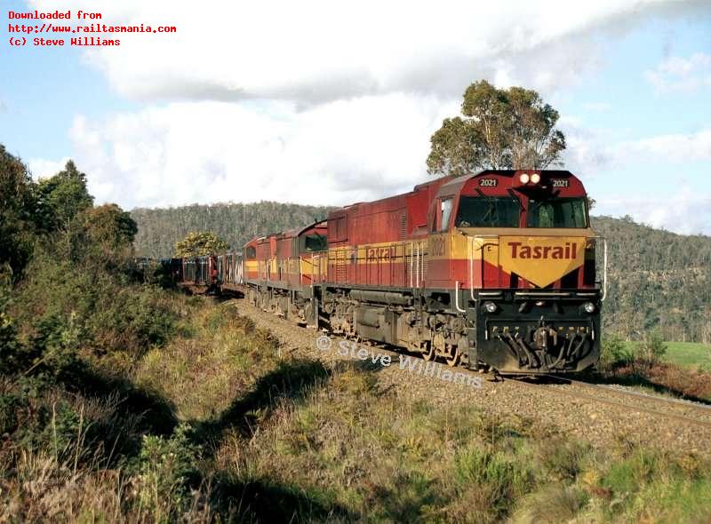 D2021, DQ2006 and DQ2009 head southbound train #31 near Rhyndaston. September 2001