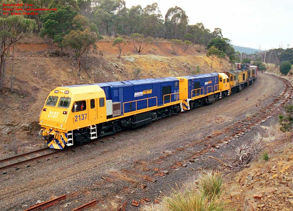 On their first test run with a revenue train MKA locos 2137 and 2138, towing ZB locos 2123 and 2128, run into
Longreach with train 652, May 2005