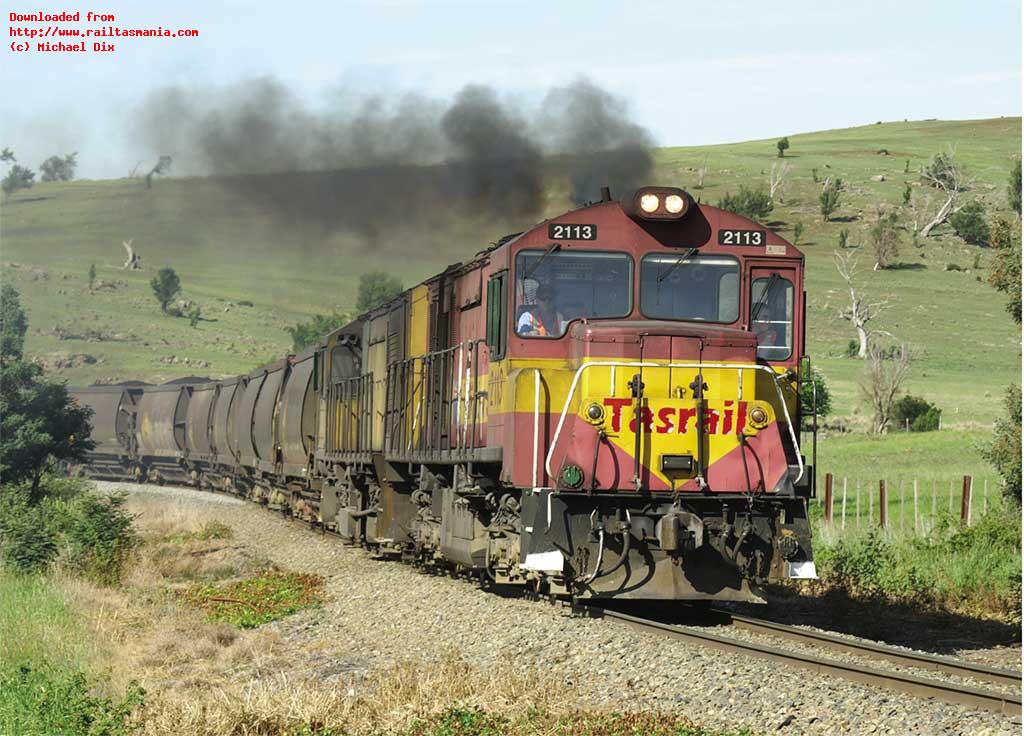 Z2113 and ZA2115 accelerate train 2XS away from the sharp curve and dip west of Tea Tree loop towards the Back Tea Tree Road level crossing