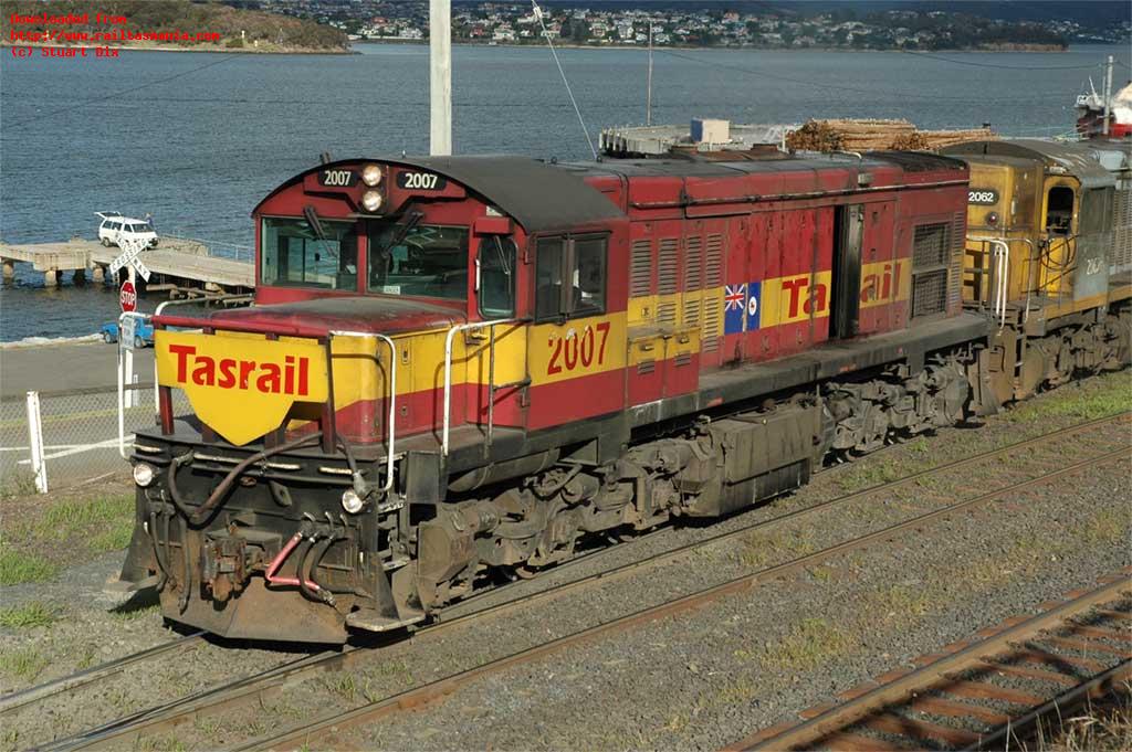 DQ2007 shunts its train in Hobart yard, January 2007