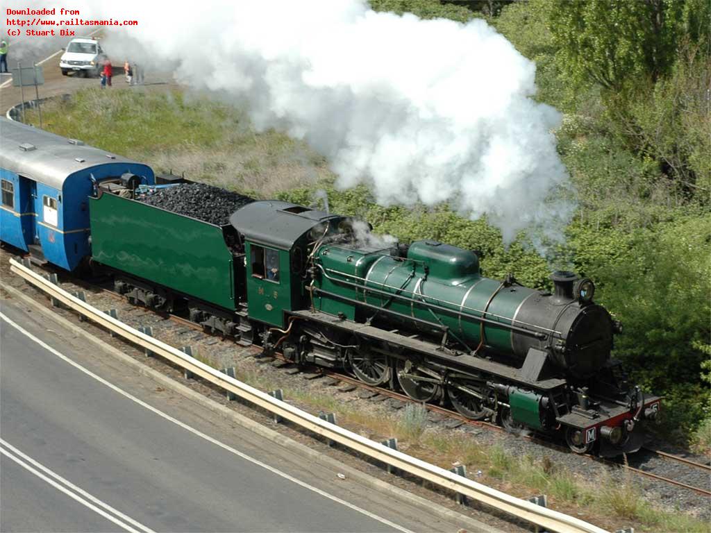 Hauling a train for the Derwent Valley Railway, M5 approaches Hayes, October 2004