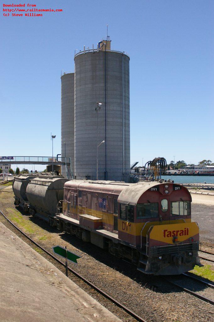 The bulk cement traffic between Railton and Devonport is the largest freight task carried by rail in Tasmania and has
probably been the most profitable since the train was inaugurated in 1967. The cement train was unloading at the
Devonport silo on 11 February before heading back to Railton for another load