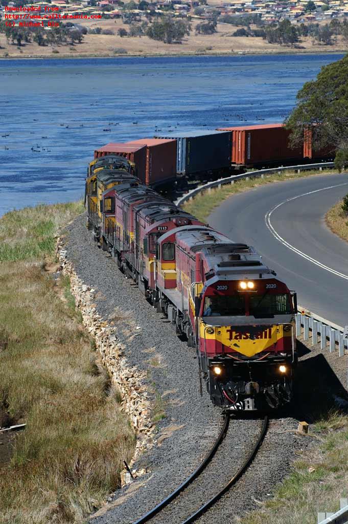 D2020 and DQ2005 haul Z2113-Z2112-ZA2116 and Z2110 and train 164 around the River Derwent foreshore at Granton on Sunday 22 February 2009