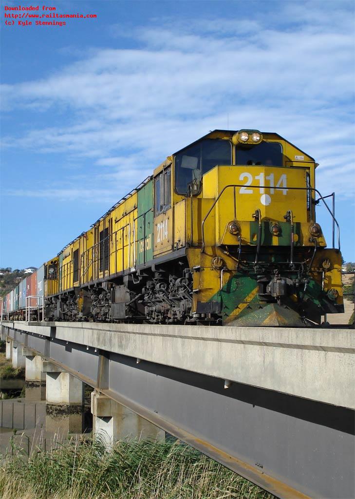 ZA class locos 2114 and 2116 approach East Tamar on Friday 6 February 2009 with container train 653 from Bell Bay