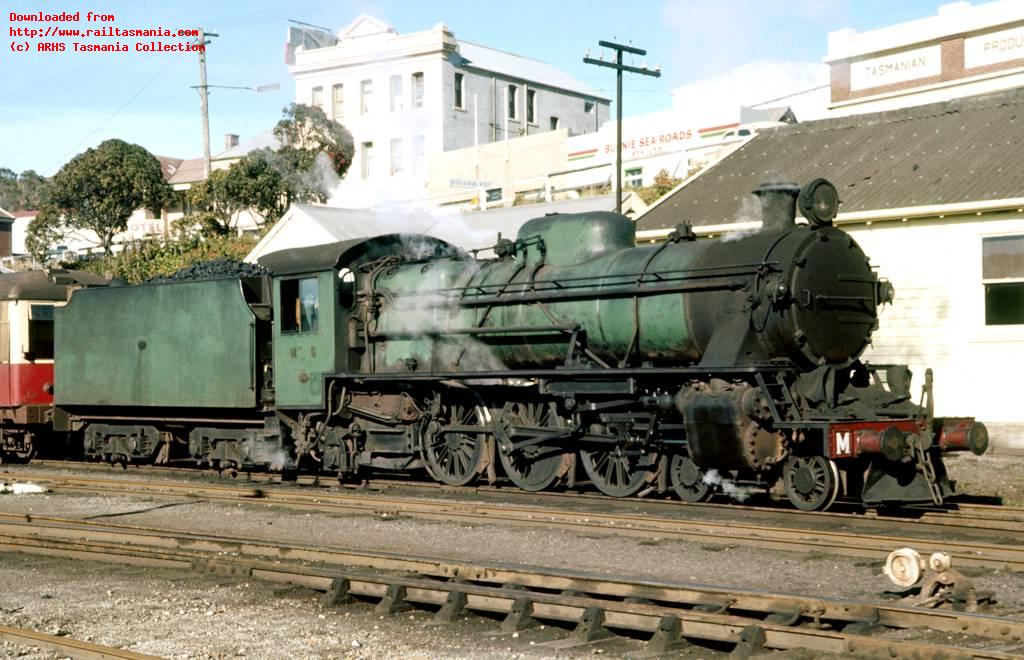 A well weathered M6 stands at the head of the Devonport -
Burnie <i>Workers Train</i>, after arrival at Burnie