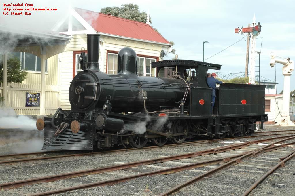 With its work for the day complete, C22 returns to the roundhouse at the end of successful days running, 15 November 2009