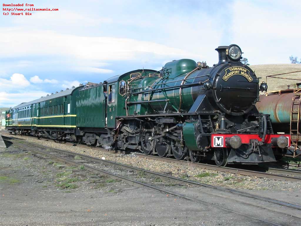 Tasmanian Transport Museum locomotive M5 on a charter at Colebrook, July 2002