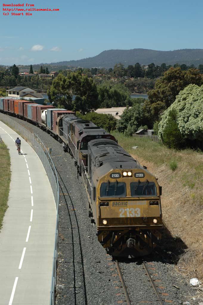 Trains often run late but three and a half days late may be considered excessive! Derailment delayed train 435 passes through
Claremont, on the last stage of its journey to Hobart, behind locos 2133, 2020 and 2131 on 10 January 2010