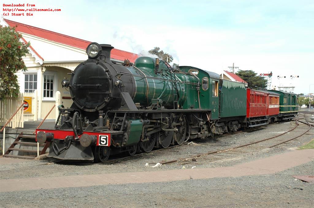 Loco M5 and vintage carriages in operation at the museum, December 2004