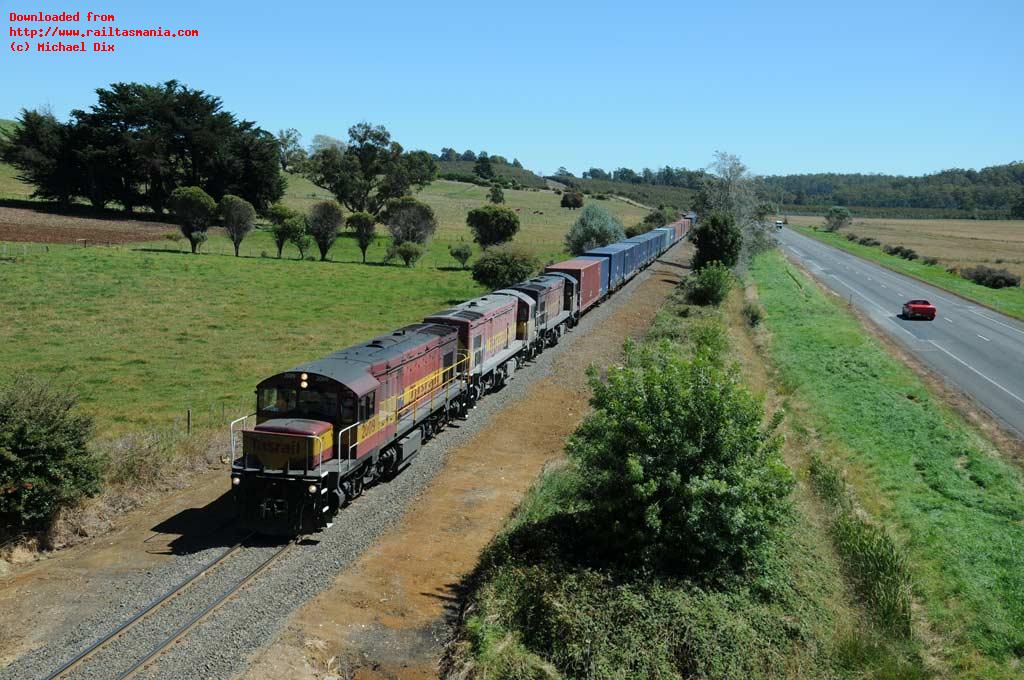 DQ locos 2009, 2005 and 2004 head the Saturday Burnie-Boyer paper train 731 at Exton on 5 March