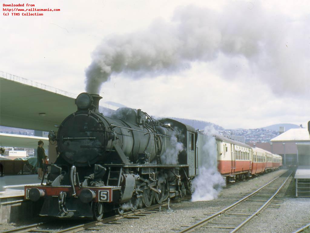 M5 on a tour train at Hobart station, 1967