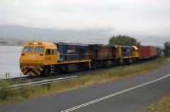 MKA2138 - DQ2004 - MKA2137 head train 336 through Granton, January 2006