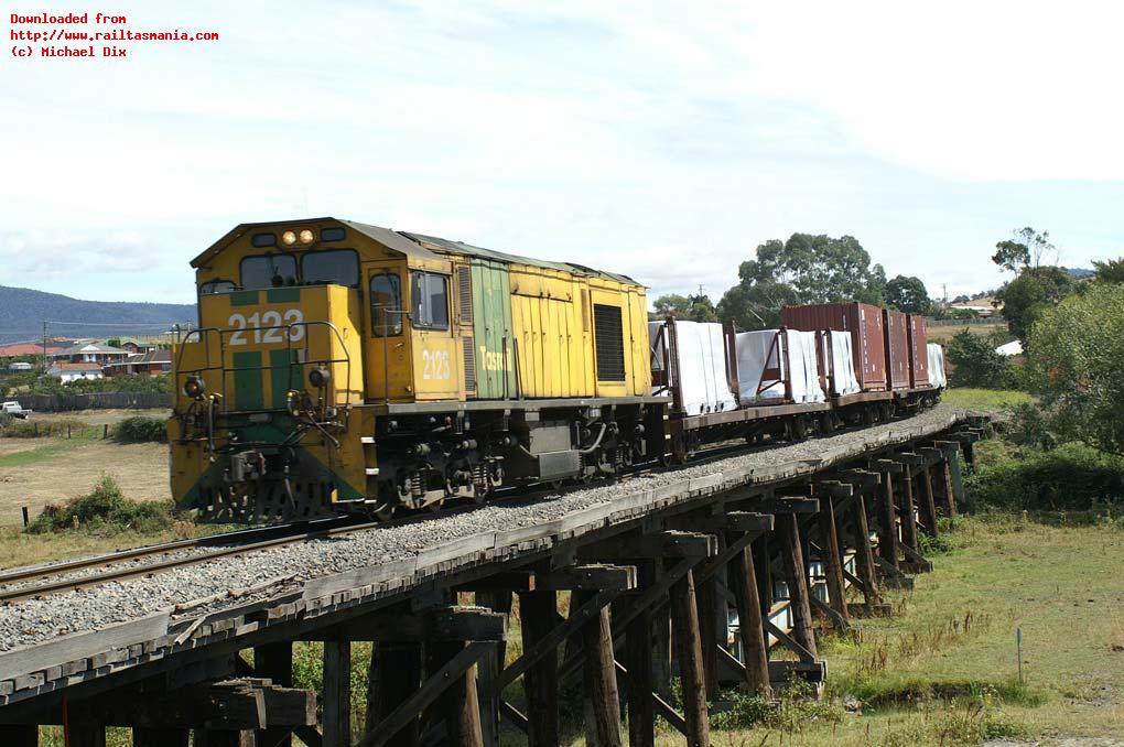 ZB2123 hauls train 4XN across the Brighton bridge, February 2006